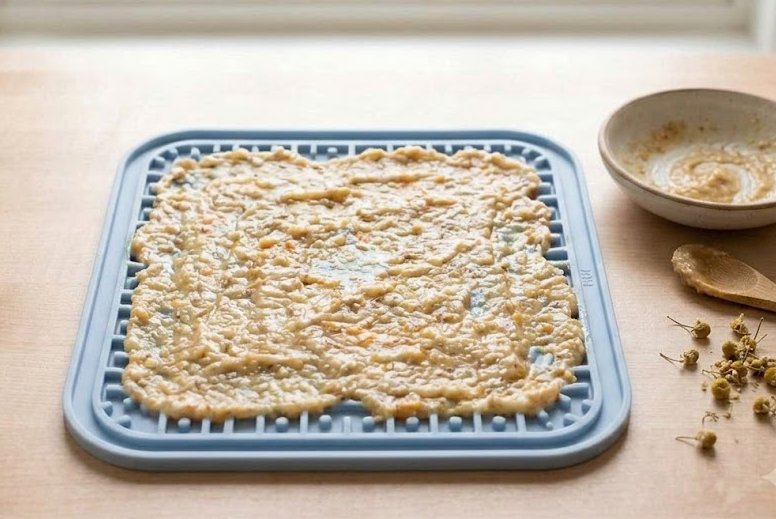 Calming Lick Mat Recipe with Honey and Chamomile for Dogs